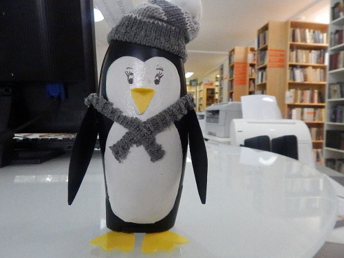 Пингвин в шапке и шарфе